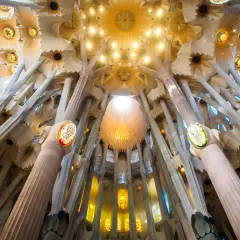 Wnętrze Sagrada Familia zachwyca organicznymi kolumnami przypominającymi drzewa i witrażami.