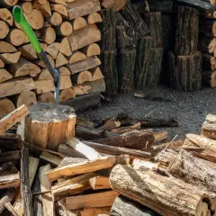 Siekać drewno opałowe na zimę. Zastanawiasz się, ile kosztuje kubik drewna opałowego? Oto stosy gotowego drewna.