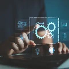Dłoń dotyka interfejsu z ikonami symbolizującymi złożony system informatyczny: trybiki, chip, wykres, lista zadań, żarówka i słuchawki.