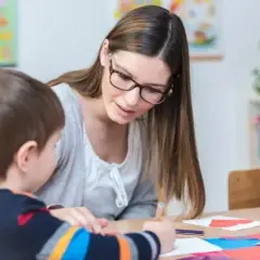 Ile trwa godzina nauczania indywidualnego? Sprawdź, co musisz wiedzieć!