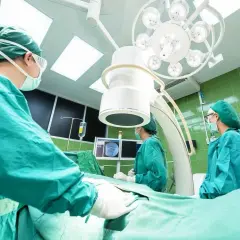 Zespół chirurgów podczas operacji. Zastanawiasz się, ile zarabia neurochirurg? To skomplikowana praca wymagająca lat nauki.