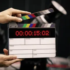 Klapka filmowa z cyfrowym licznikiem, gotowa do akcji. Wkrótce powstają kolejne filmy na podstawie książek.