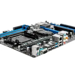 Carte mère de PC avec connecteurs USB, audio et vidéo. Pour savoir comment voir la carte mère de son PC, il faut l'ouvrir.