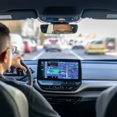 Conducteur concentré sur le GPS, préparant sa lettre de motivation pour devenir conducteur de voiture radar.