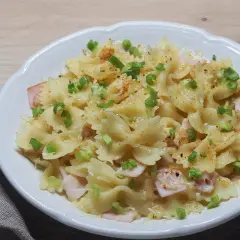 Szybki makaron farfalle z szynką i szczypiorkiem. Idealny pomysł, z czym zrobić makaron na szybko.