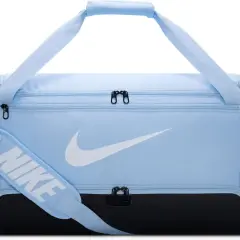Jasnoniebieska torba na trening Nike z białym logo i czarnym pasem u dołu. Idealna na siłownię i wyjazdy.