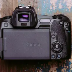 Tył aparatu Canon R, gotowy do testów. Widoczny ekran, wizjer i przyciski sterujące.