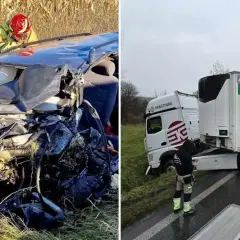 Wypadek na Pomorzu: strażak bada zniszczony samochód, obok ciężarówka z naczepą na poboczu.