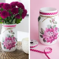 Esempi di decoupage su barattoli di vetro decorati con fiori rosa e nastri.