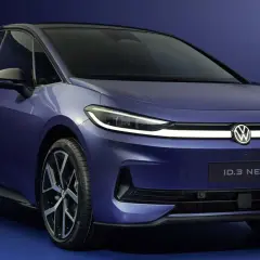 El Volkswagen ID.3 Neo, un coche eléctrico azul vibrante, se presenta con un diseño moderno y elegante.