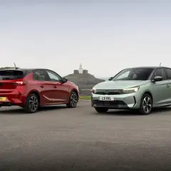 Dwa nowe modele Vauxhall Corsa, czerwony i zielony, stoją na tle morza i latarni morskiej.
