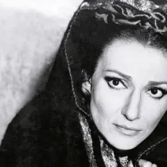 Maria Callas w dramatycznym ujęciu, z charakterystycznym makijażem. Obraz z jej biografii.