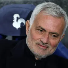 Jose Mourinho, znany trener Realu, z siwą brodą i zmęczonym spojrzeniem, siedzi na ławce.