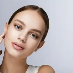 Joven con piel radiante y labios sutiles, ideal para aprender como maquillarse paso a paso.