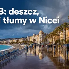 Promenada w Nicei z palmami, budynkami i ludźmi z parasolami w deszczowy dzień.