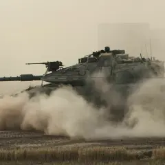 Ein israelischer Panzer fährt durch Staub. Die Zahlungen an Israel sind für die Sicherheit des Landes wichtig.
