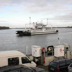 Prom "Karsibor-IV" płynący po wodzie, z samochodami na pokładzie.
