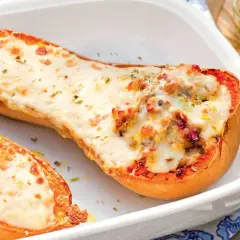 Calabaza asada rellena de carne y queso fundido, una de las mejores recetas con calabaza.