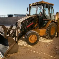 Żółta koparko-ładowarka JCB na budowie. Pytanie: jaki olej hydrauliczny do koparki jcb?