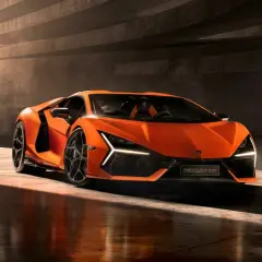 Pomarańczowe Lamborghini Revuelto, sportowy samochód, który budzi pytania: ile pali lamborghini?