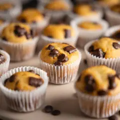 Viele saftige Sally Muffins mit Schokostückchen, bereit zum Genießen.