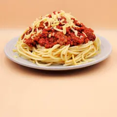 Pyszne spaghetti z sosem bolońskim i startym serem. Idealne danie, gdy zastanawiasz się, jak zrobić spaghetti.