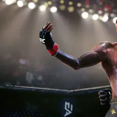 Izolowany zawodnik UFC w grze, spocony i gotowy do walki, unosi rękę w geście zwycięstwa.