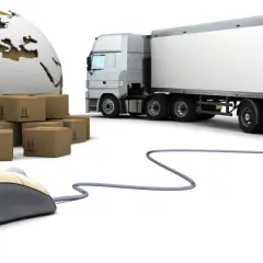 Globalne giełdy transportowe: stosy paczek, globus i ciężarówka połączone myszką komputerową symbolizują logistykę online.
