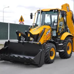 Nowa koparko ładowarka JCB 3CX Plus gotowa do pracy. Potężna maszyna budowlana z szeroką łyżką i solidnym ramieniem.