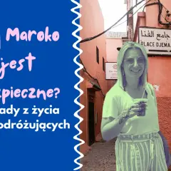 Kobieta z tatuażem na ręce uśmiecha się, trzymając napój, na tle uliczki w Maroku. Czy Maroko jest bezpieczne? Porady dla podróżujących.