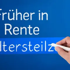 Früher in Rente: Altersteilzeit oder Rente mit 63? Eine Hand schreibt die Frage auf einer blauen Tafel.
