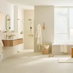 Modernes badezimmer braun creme mit freistehender Badewanne, Dusche, Waschtisch und Hänge-WC. Helle Fliesen und Holzakzente schaffen eine warme Atmosphäre.