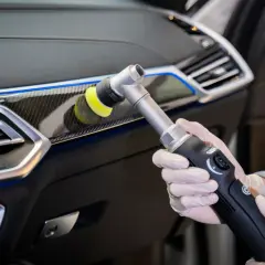 Rękawiczki i polerka do plastiku przywracają blask karbonowym elementom wnętrza samochodu.