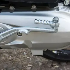 Palanca del starter abierto o cerrado en una motocicleta.