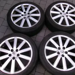 Cztery felgi aluminiowe z oponami do Toyota Avensis. Rozmiar opon widoczny na zdjęciu.