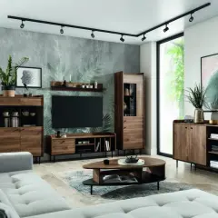 Nowoczesny salon z meblami w kolorze wenge, z szarą sofą i tapetą z motywem liści.