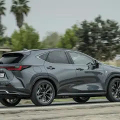 Lexus NX 450h+ gris en movimiento. Conoce las medidas del Lexus NX para tu próxima aventura.