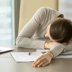 Magnez a psychika: Rozdrażnienie, lęk, bezsenność czy brakuje Ci go?