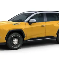 Żółty SUV z chromowanymi elementami i terenowymi oponami. Wygląda jak połączenie nowoczesnego auta z klasycznymi autami buddy.