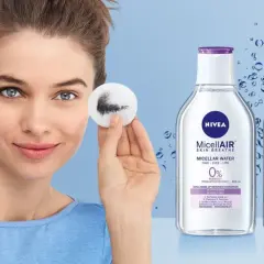Frau entfernt Make-up mit Wattepad. NIVEA MicellAIR Skin Breathe Mizellenwasser muss man mizellenwasser abwaschen.