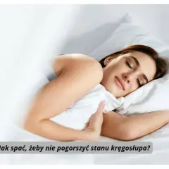 Kobieta śpi na boku, przytulając poduszkę. Dowiedz się, jak spać, by nie pogorszyć stanu kręgosłupa, zwłaszcza przy kręgozmyku.