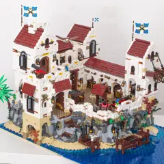 Eine beeindruckende Festung aus moc klemmbausteine, mit Kanonen, Flaggen und einem Steg am blauen Meer.
