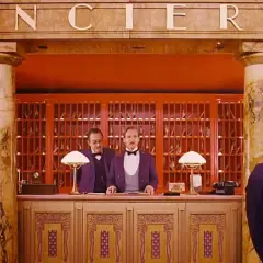 Lobby boy i dwaj recepcjoniści w hotelu, jak z filmów Wesa Andersona.