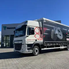 Biała ciężarówka DAF z naczepą reklamującą części samochodowe Maxgear. Długość tej ciężarówki to ok. 13,6 metra.