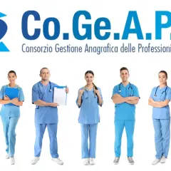 Professionisti sanitari sorridenti, pronti per la formazione ECM.
