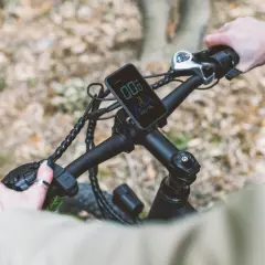 Ręce na kierownicy roweru elektrycznego. Wyświetlacz pokazuje prędkość 0.0 km/h. Ant+ to technologia łączności bezprzewodowej, często używana w rowerach.