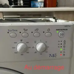 Machine à laver Samsung IWDC7145 avec cadenas rouge allumé, indiquant un blocage. Le programme est en cours.