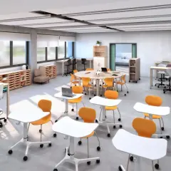 Un aula STEAM moderna con mesas redondas y rectangulares, sillas naranjas y blancas, y estanterías para materiales.
