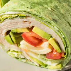 Zielona tortilla z cukinii wypełniona indykiem, awokado, pomidorem i sałatą. Pyszny i zdrowy wrap.