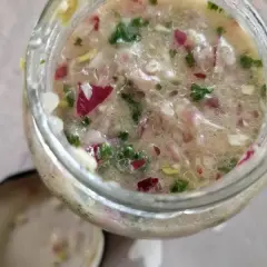 Maîtrisez la vinaigrette alsacienne: bouillon chaud, saveurs uniques